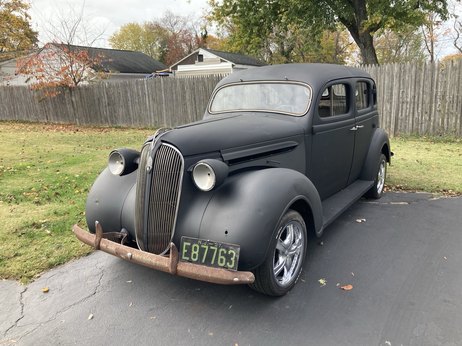 Plymouth-Deluxe-1937-Sedan-Tan