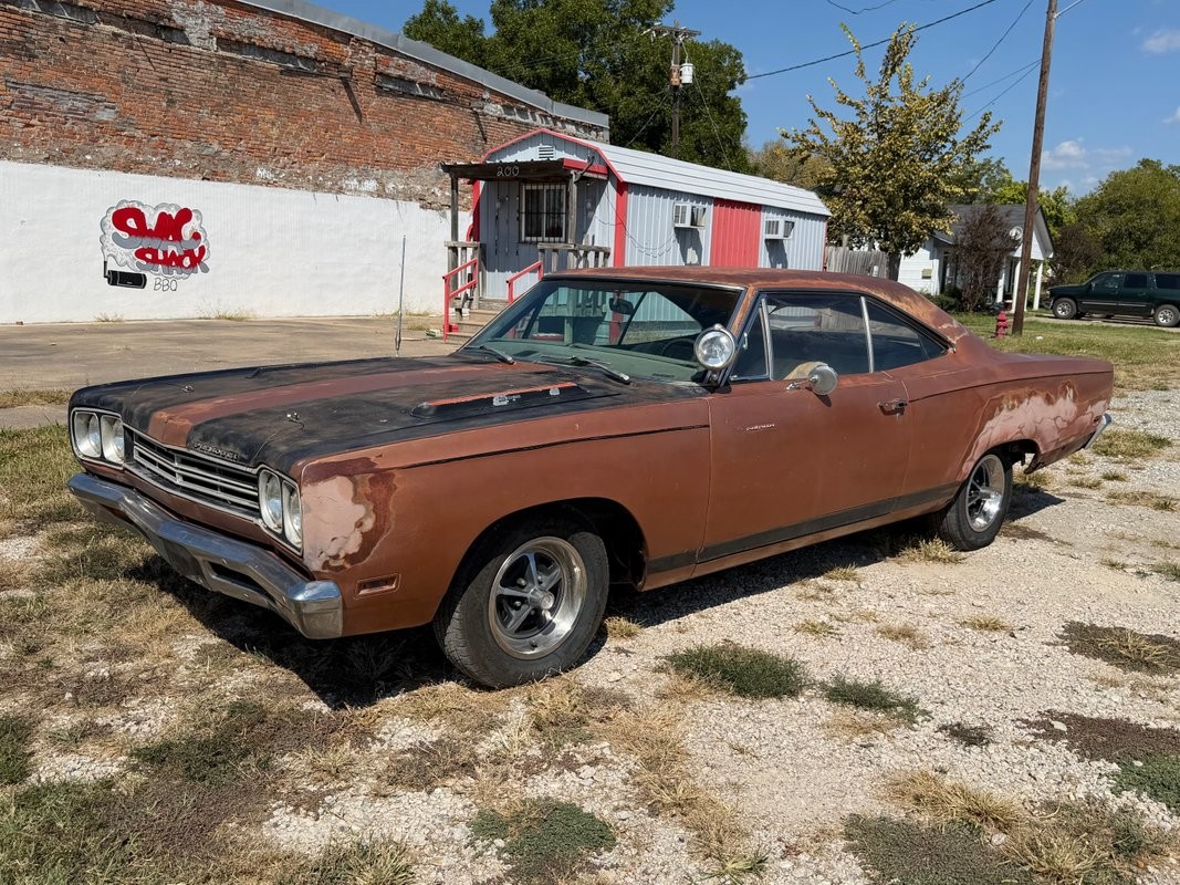 Plymouth-Road-Runner-1969-Tan