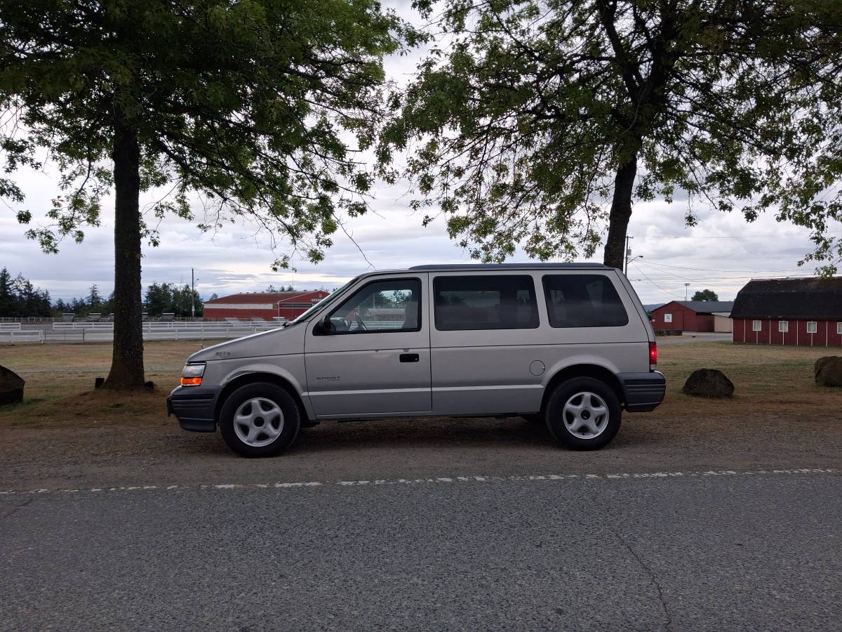 Plymouth-Voyager-1995-silver