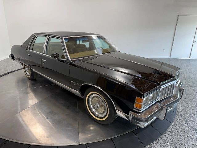 Pontiac-Bonneville-1978-Beige