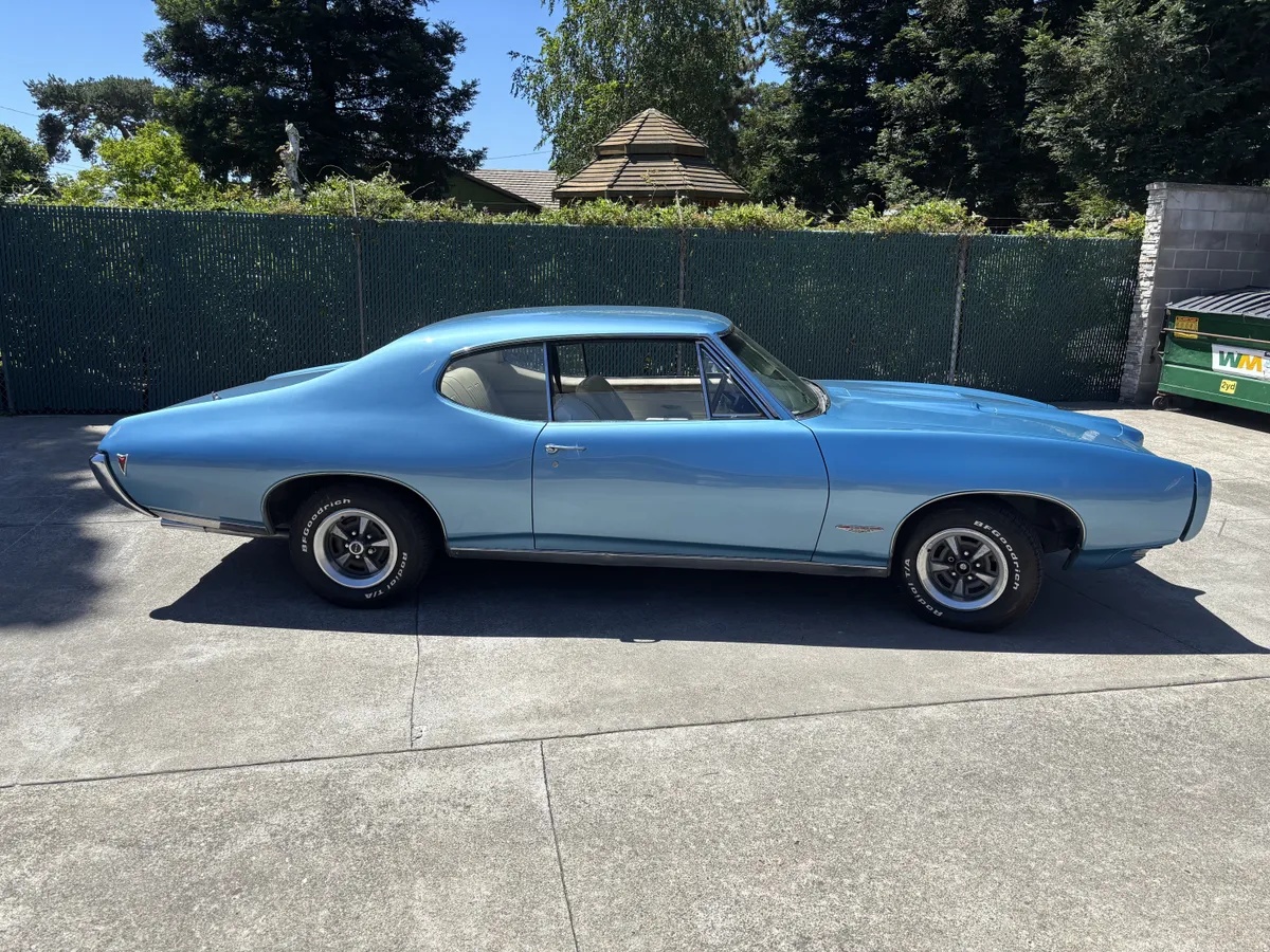 Pontiac-Gto-1968-Aleutian-Blue-Parchment