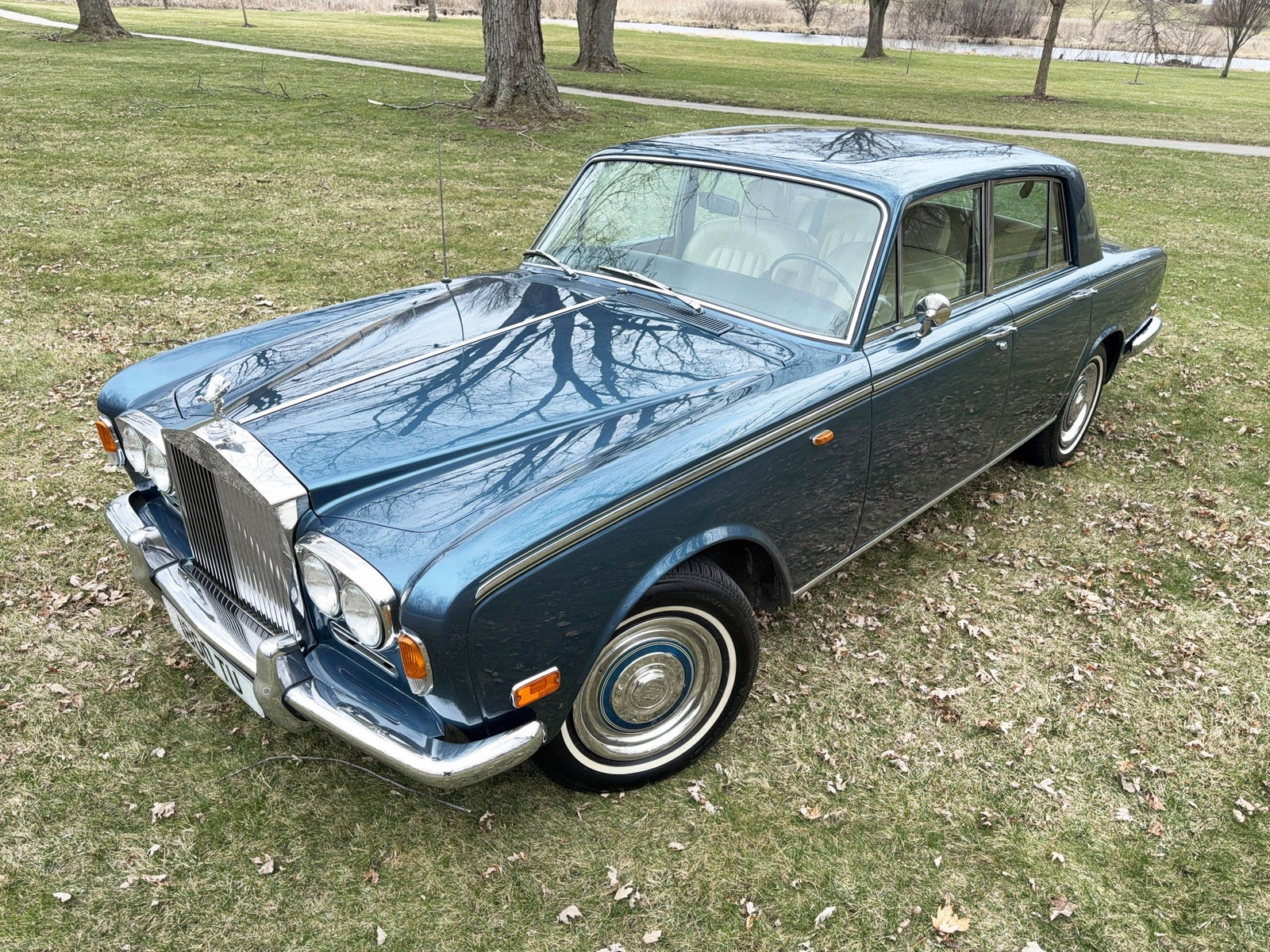 Rolls-Royce-Silver-Shadow-1973-Cream-leather-with-lt-blue-accents