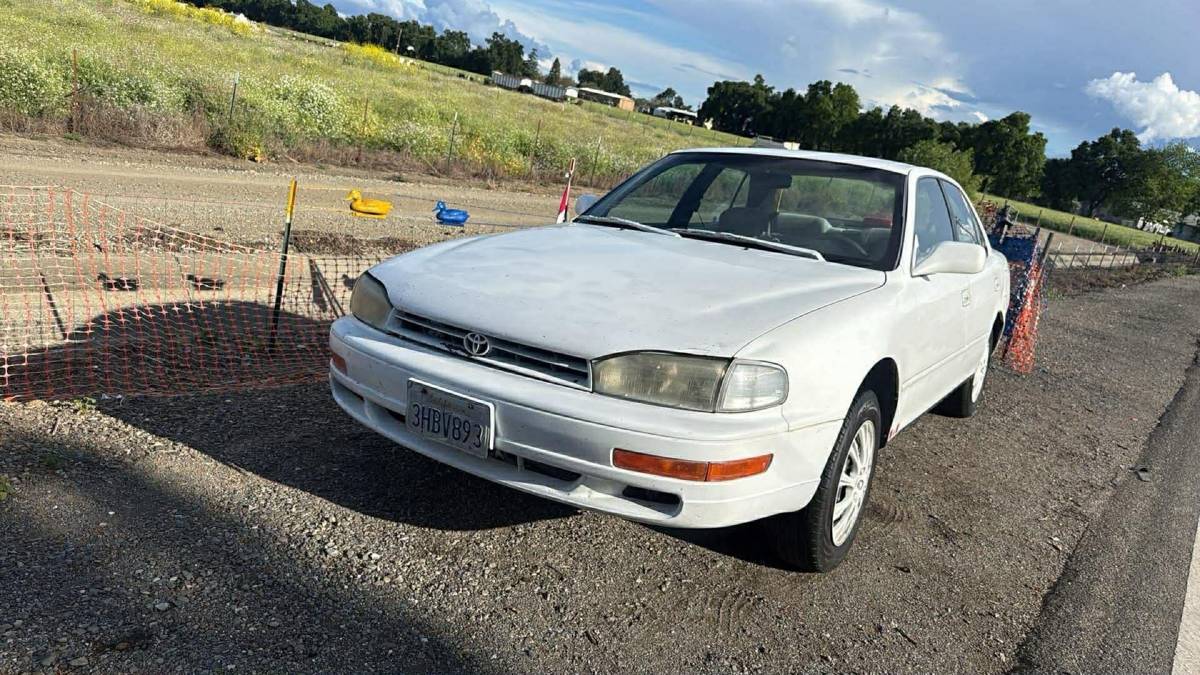 Toyota-Camry-1995-white