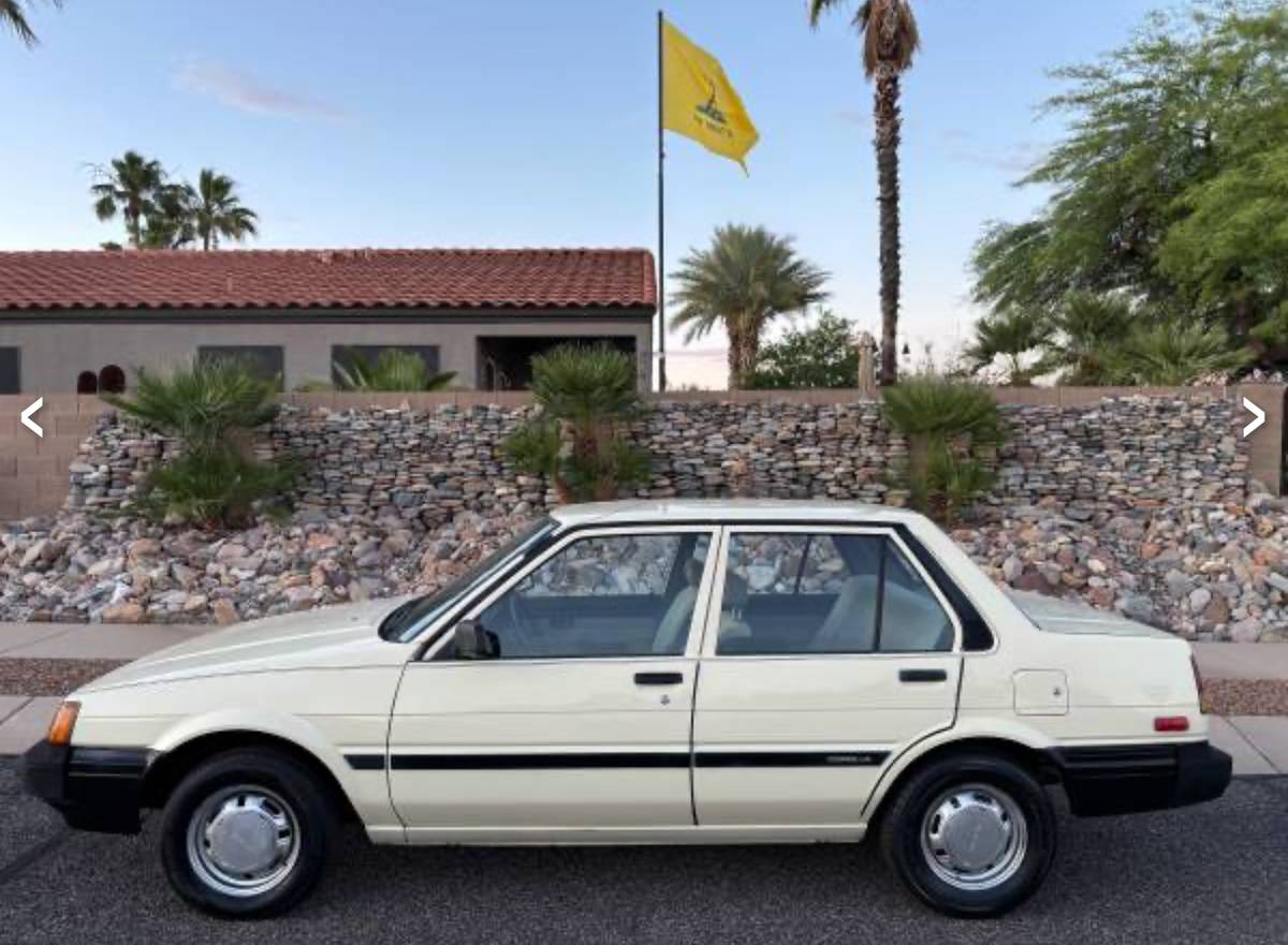 Toyota-Corolla-1985-white