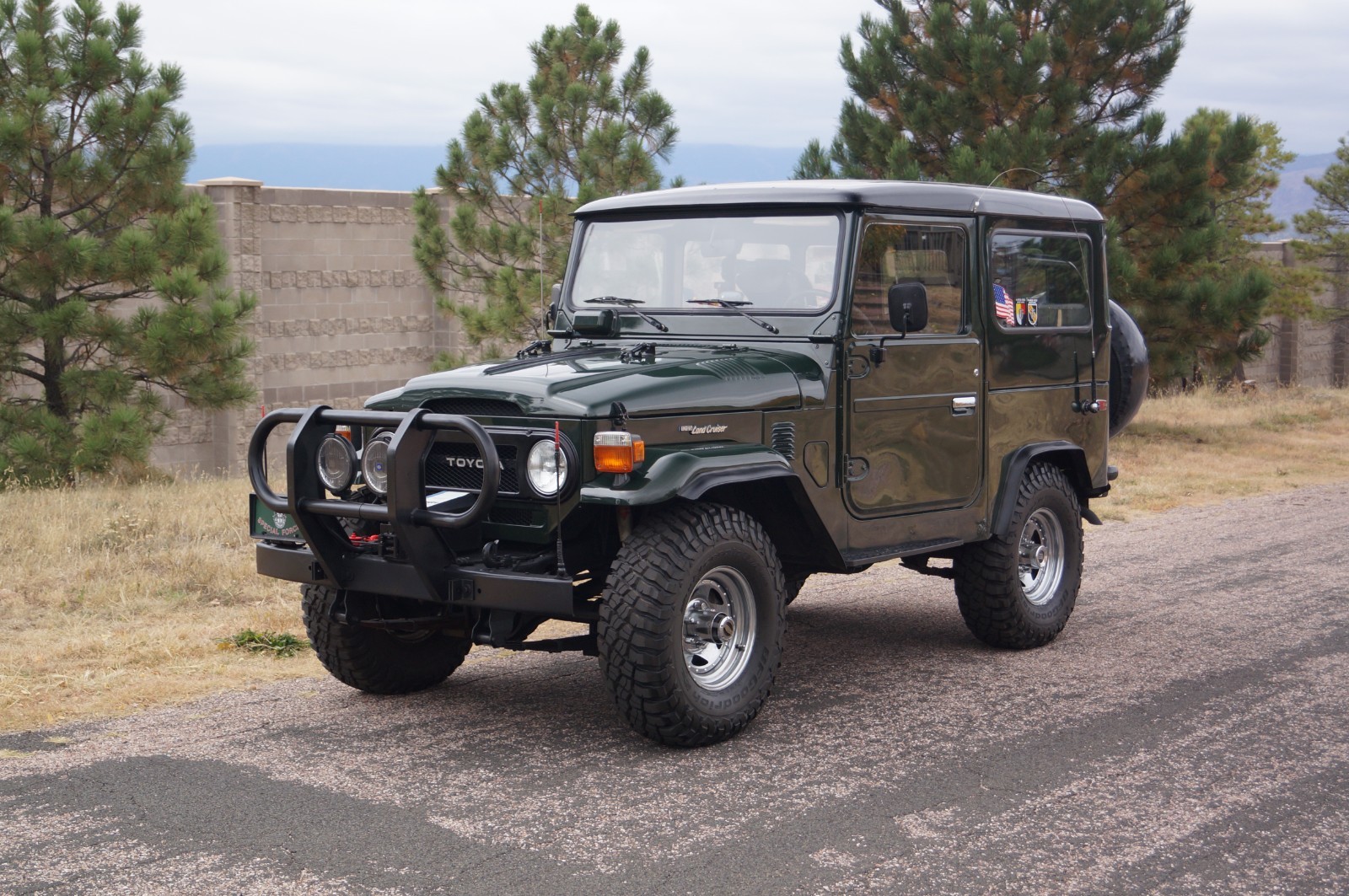 Toyota-Land-Cruiser-1975-off-road-Gray