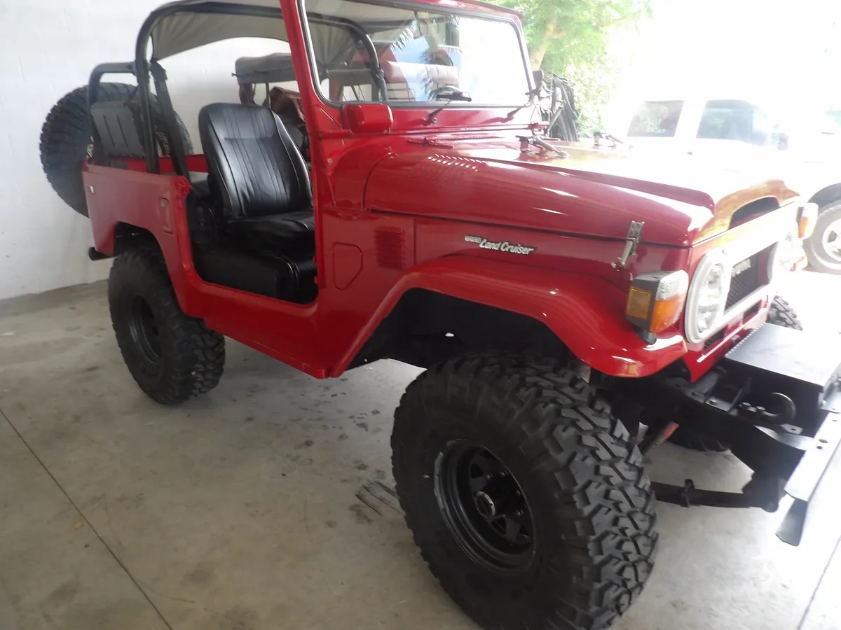 Toyota-Land-cruiser-1975-Red-Black