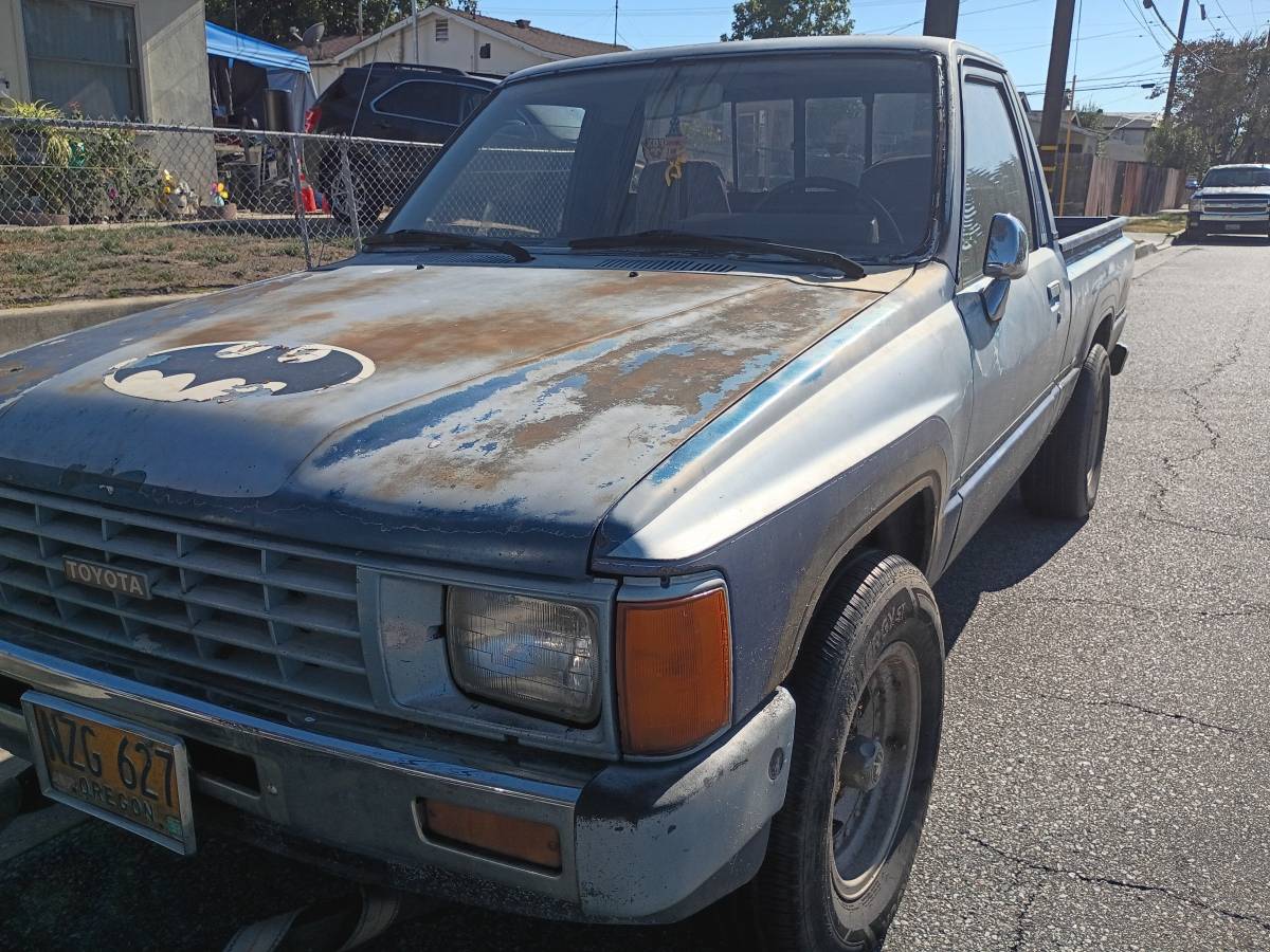 Toyota-Pick-up-1985-blue