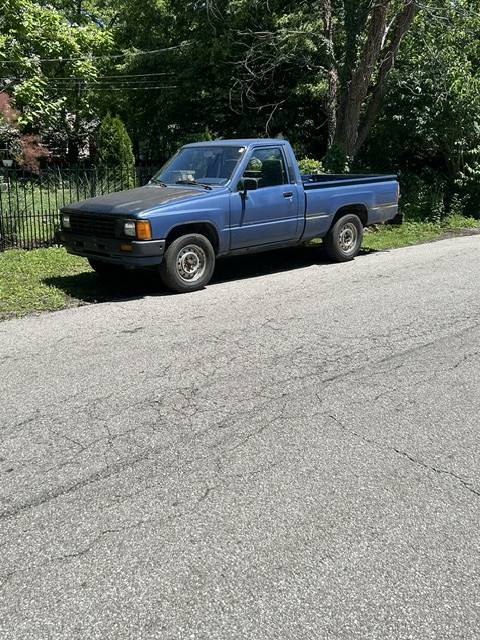 Toyota-Pickup-truck-1986-blue