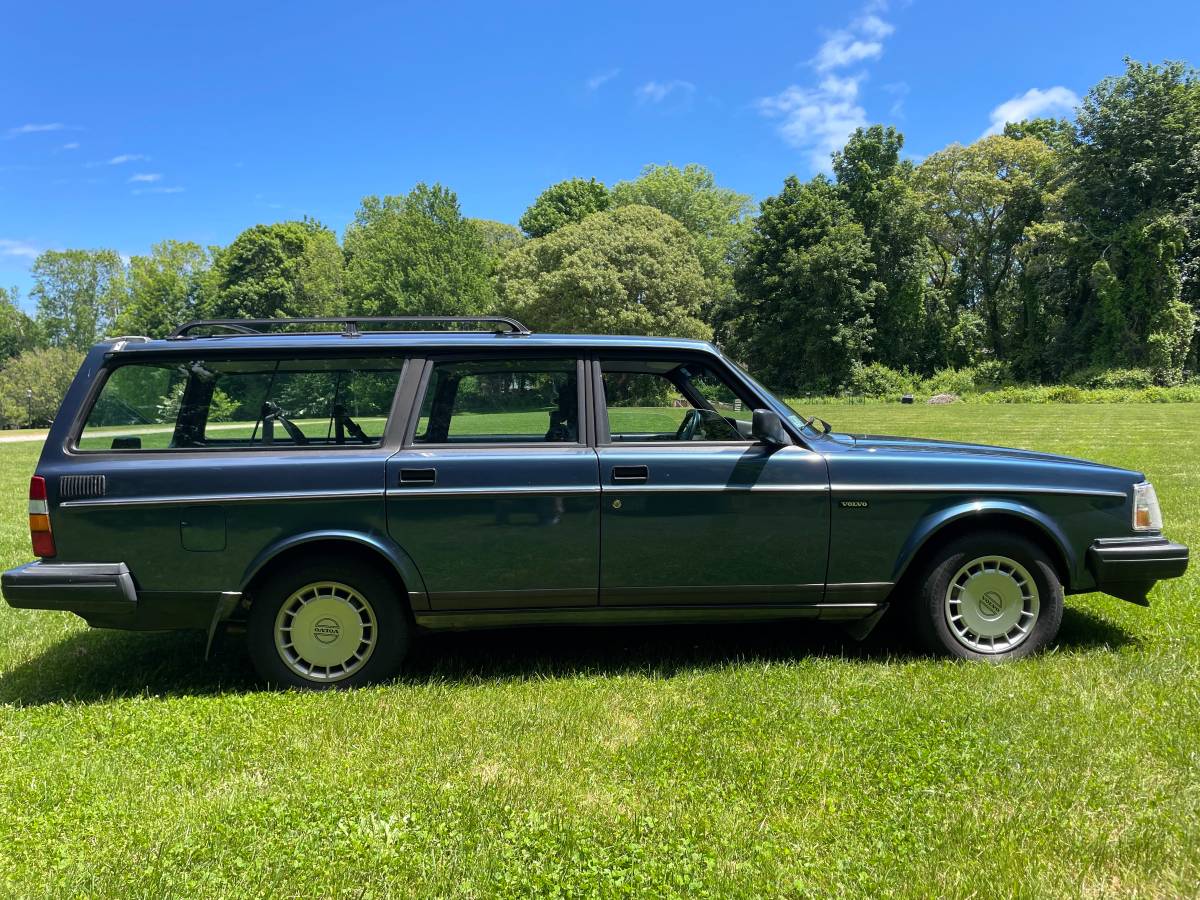 Volvo-240-1993-blue