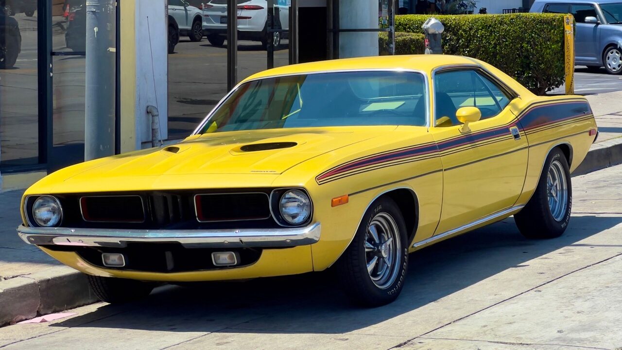 Plymouth Barracuda jaune
