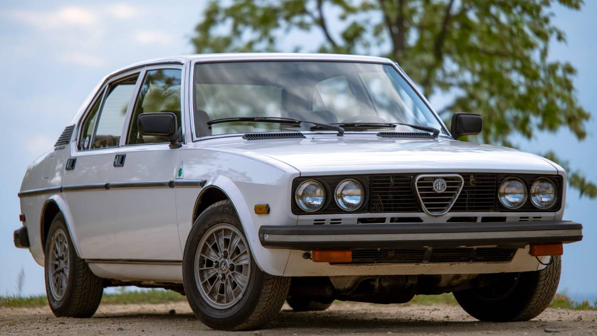 Alfa-romeo-Sport-sedan-1978-white