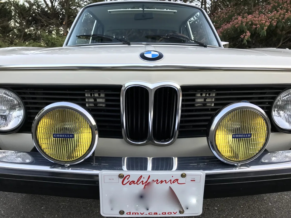 Bmw-2002-1975-Chamonix-Creamy-White-Marine-Navy-Blue