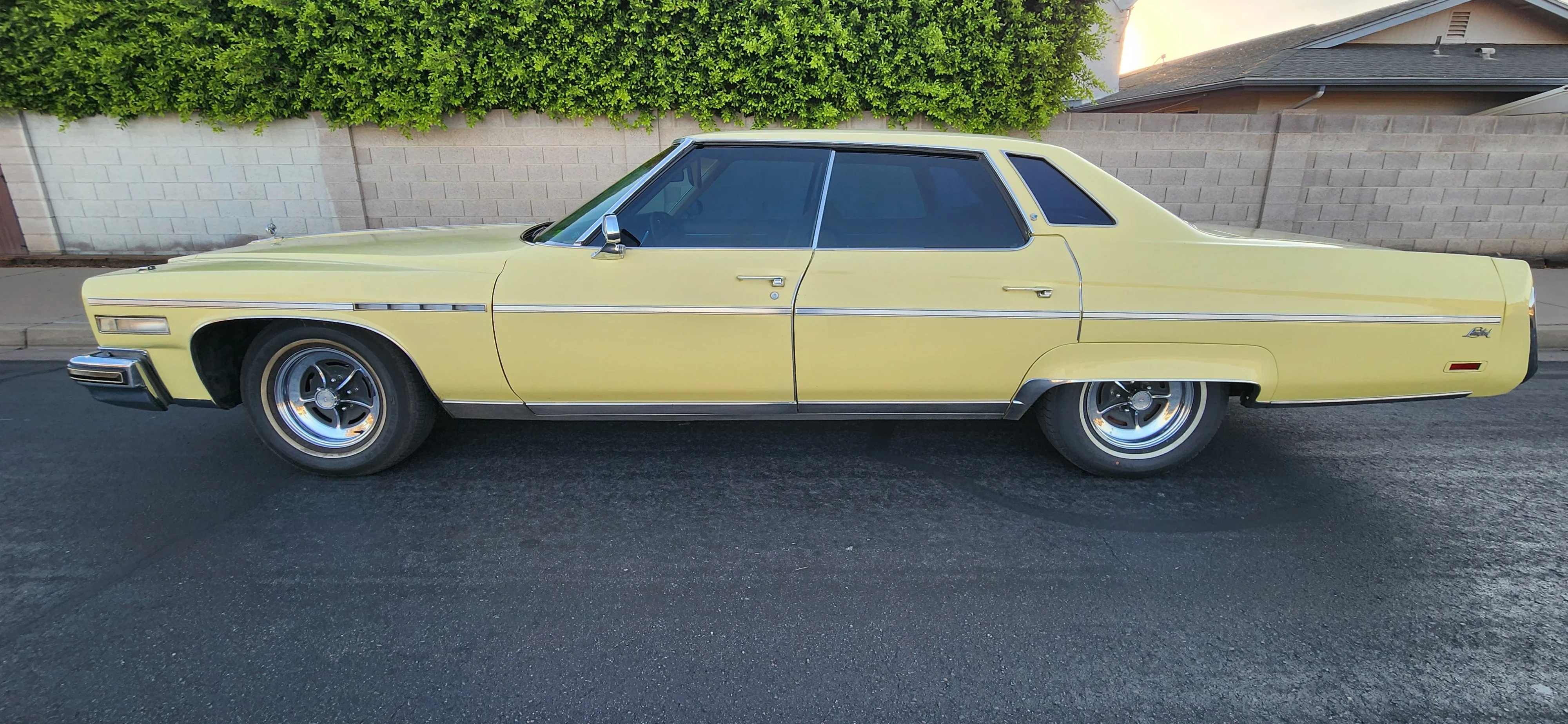 Buick-Electra-limited-sedan-1976-Yellow-Brown