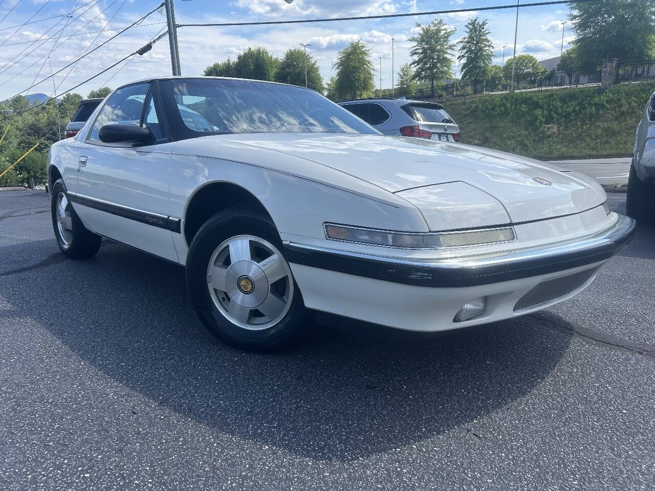 Buick-Reatta-1989-White-Burgundy