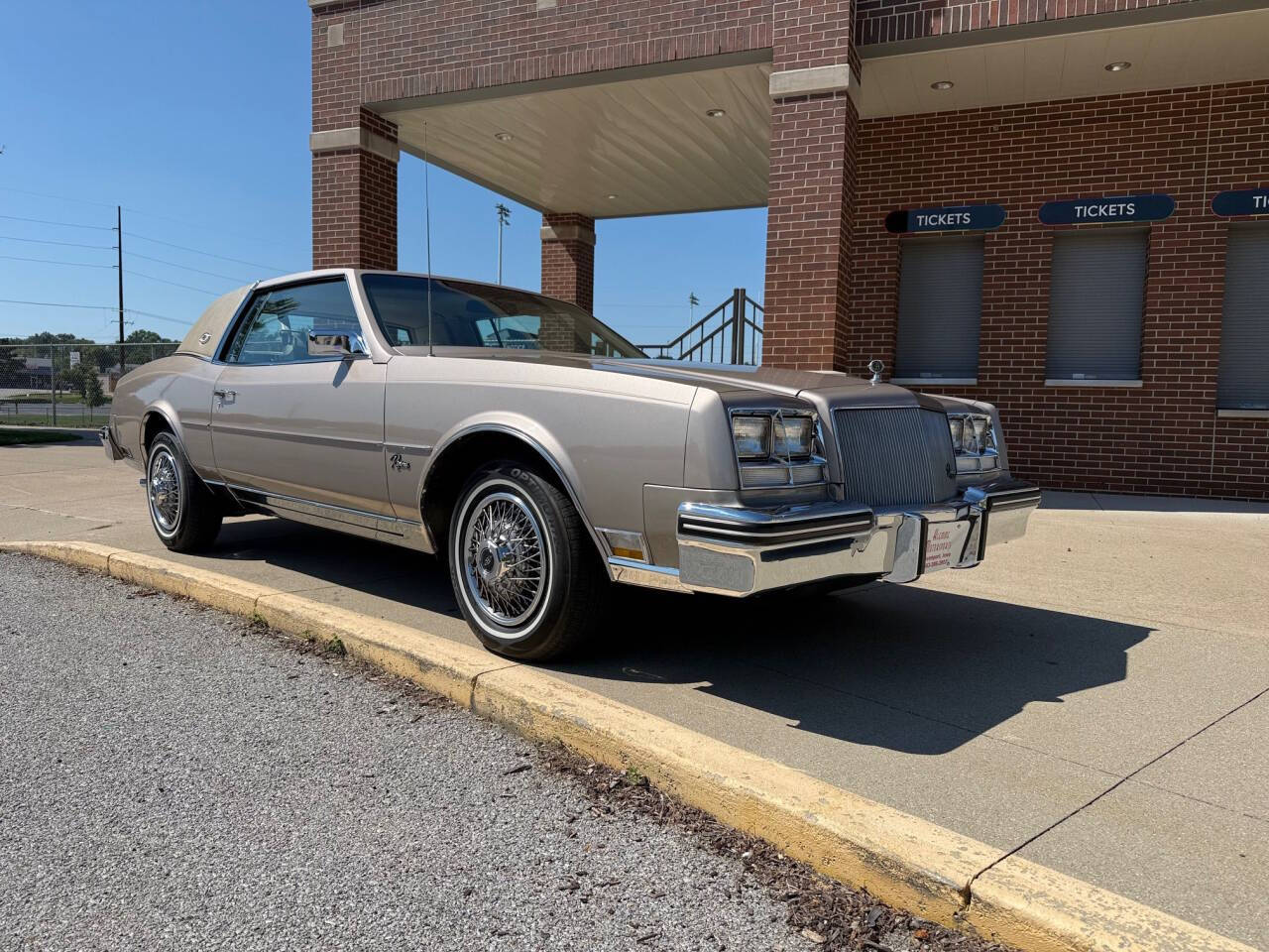 Buick-Riviera-1985-Light-Brown-Firemist-Light-Brown