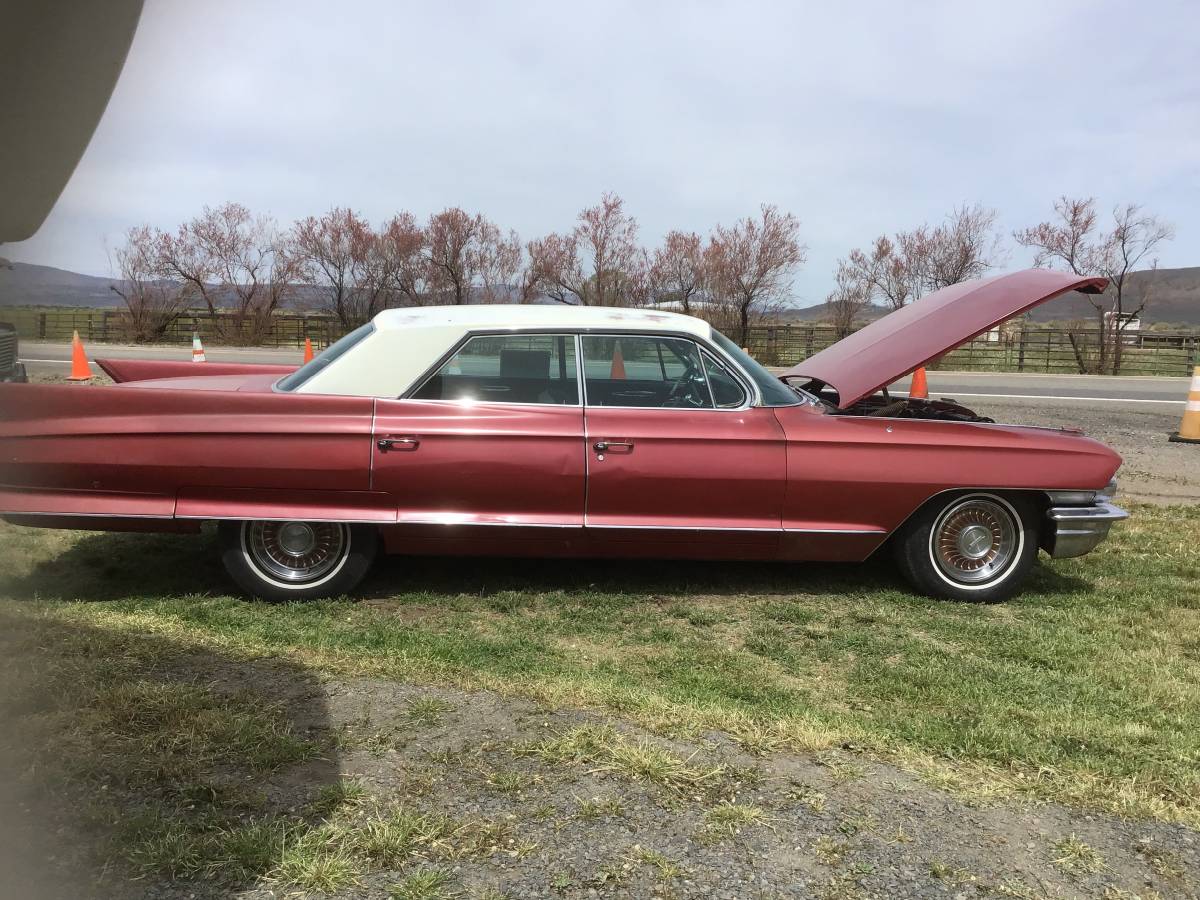 Cadillac-4door-sedan-1962