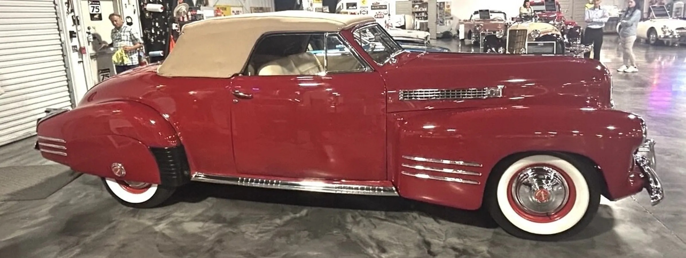 Cadillac-62-1941-Red-Beige