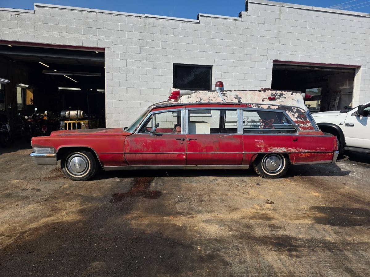 Cadillac-Ambulance-1970-red