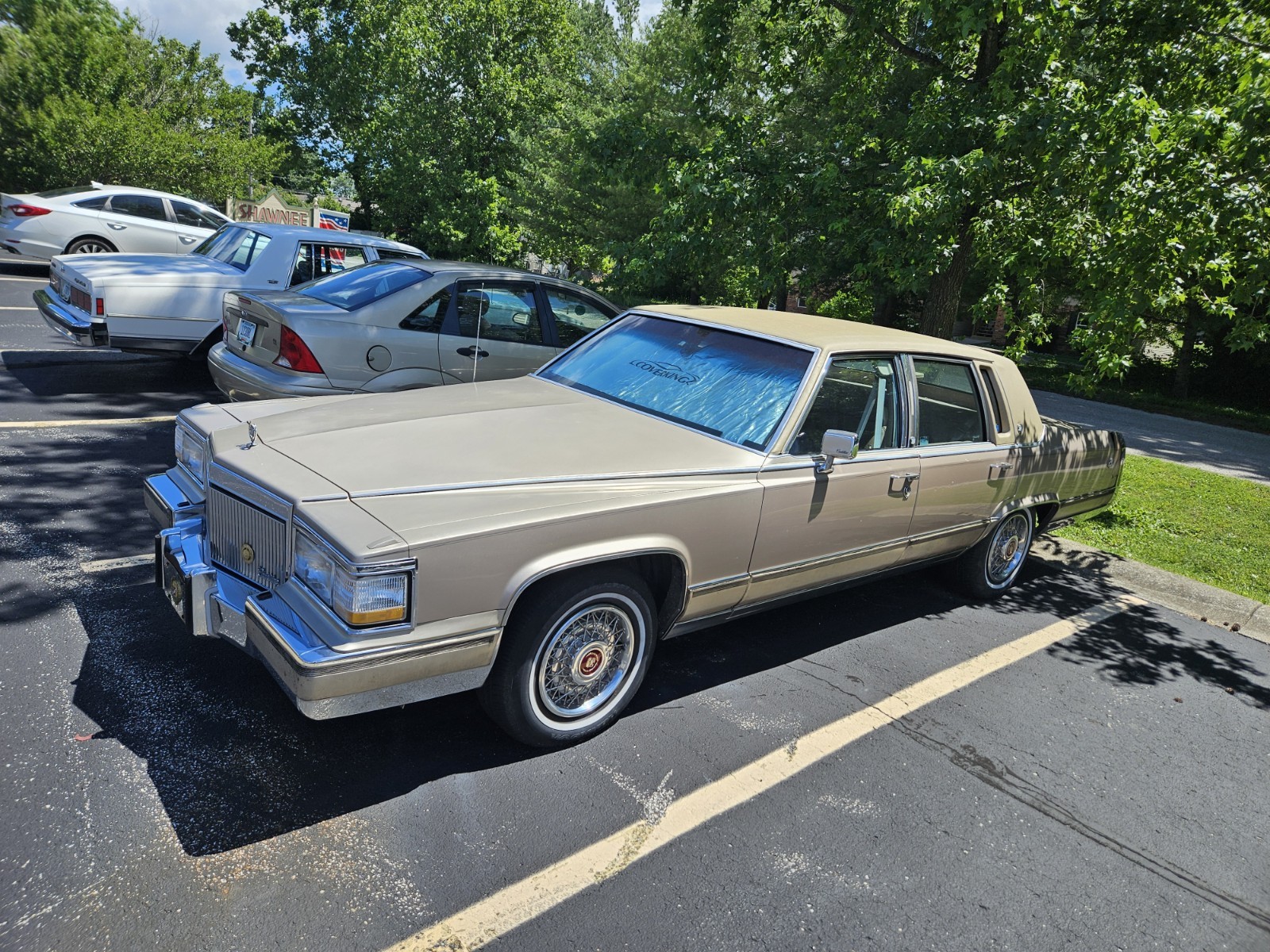 Cadillac-Brougham-1992-Sedan-Tan