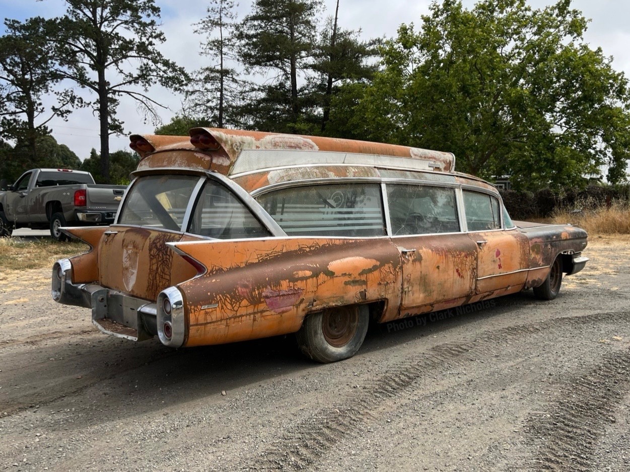 Cadillac-Commercial-Chassis-1960-Ambulance-Red