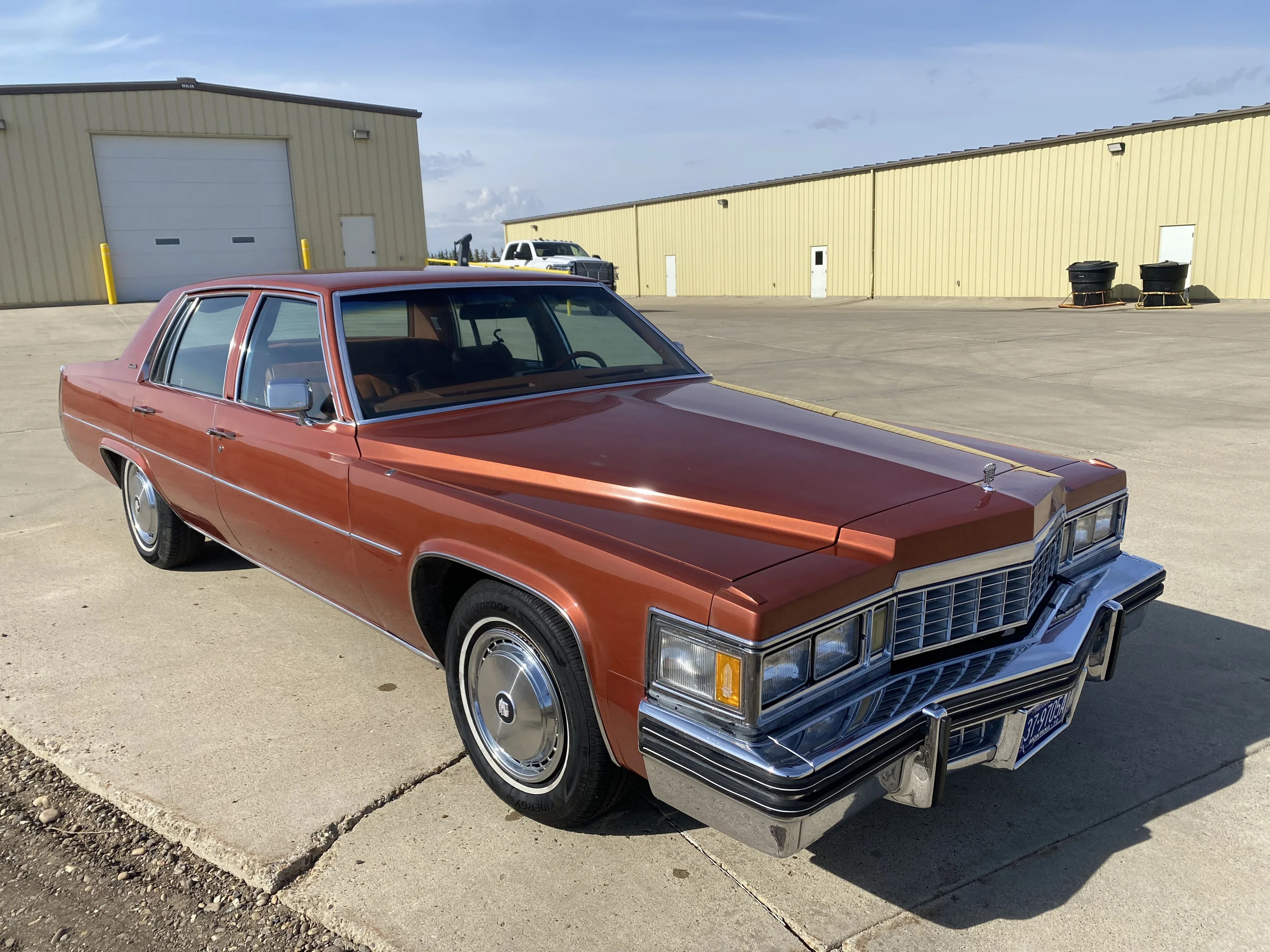 Cadillac-De-ville-sedan-1977-Red-Brown