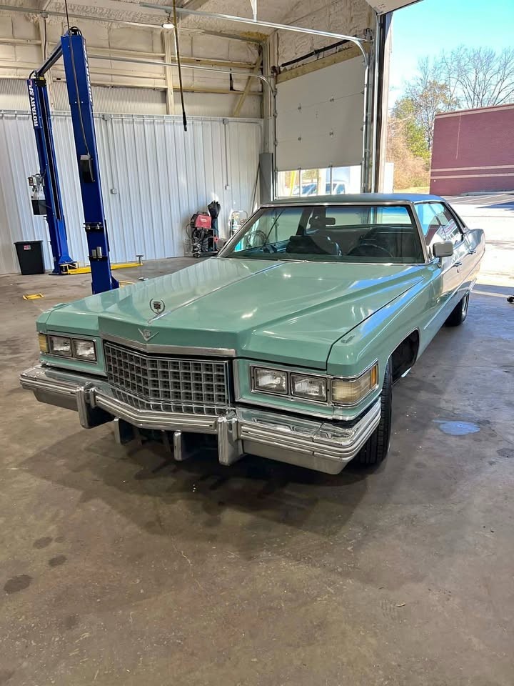 Cadillac-DeVille-1976-Sedan-Green