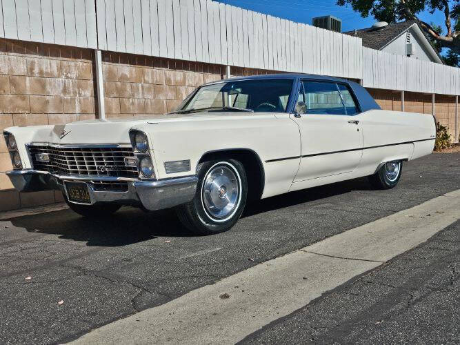 Cadillac-Deville-1967-WhiteBlack-Vinyl-Top-Blue