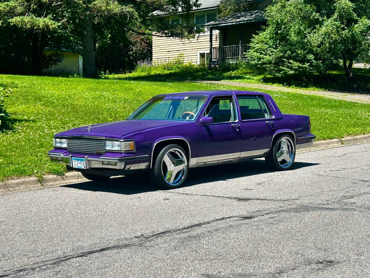 Cadillac-Fleetwood-1987-purple