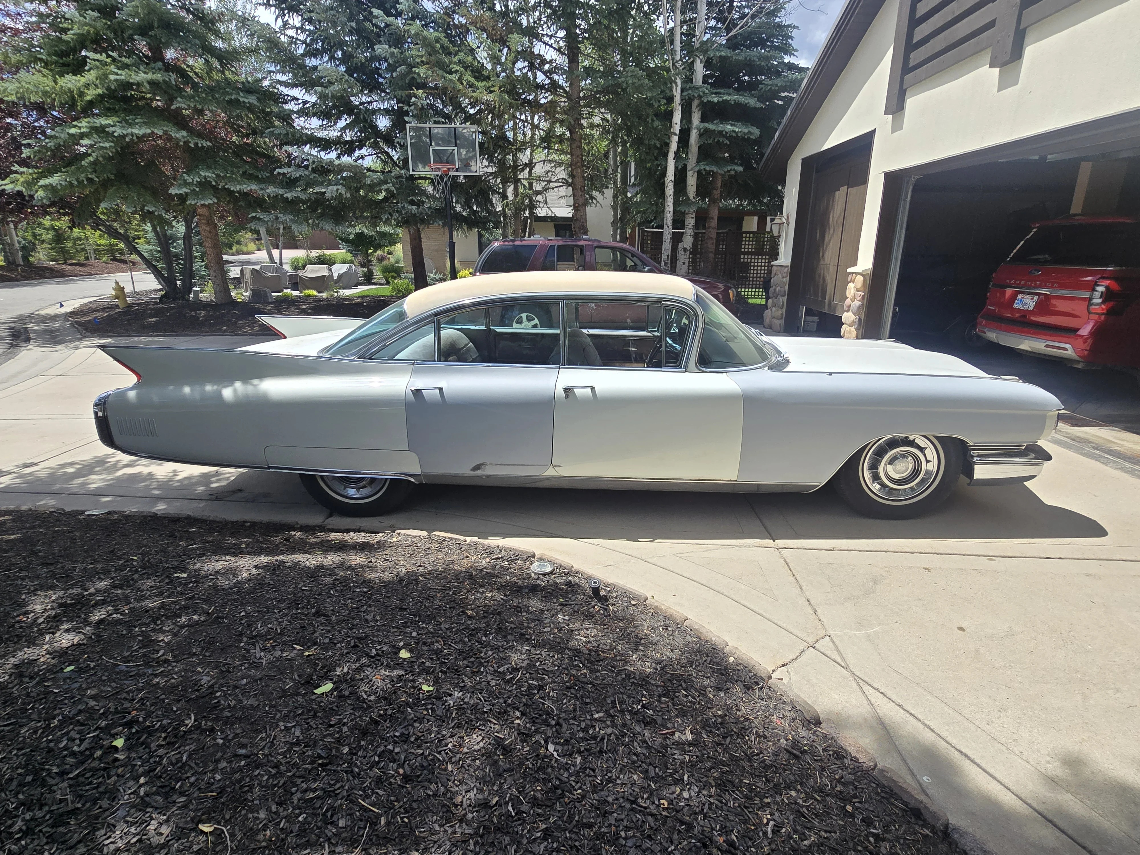 Cadillac-Fleetwood-sedan-1960-Off-White-Beige