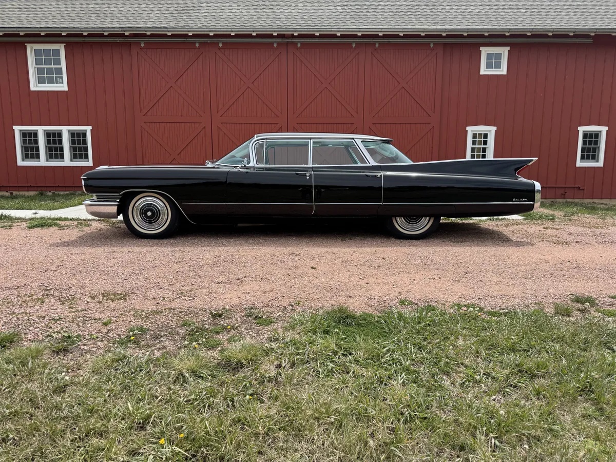 Cadillac-Sedan-deville-1960-Black-Black-And-White-quotTuxedoquot