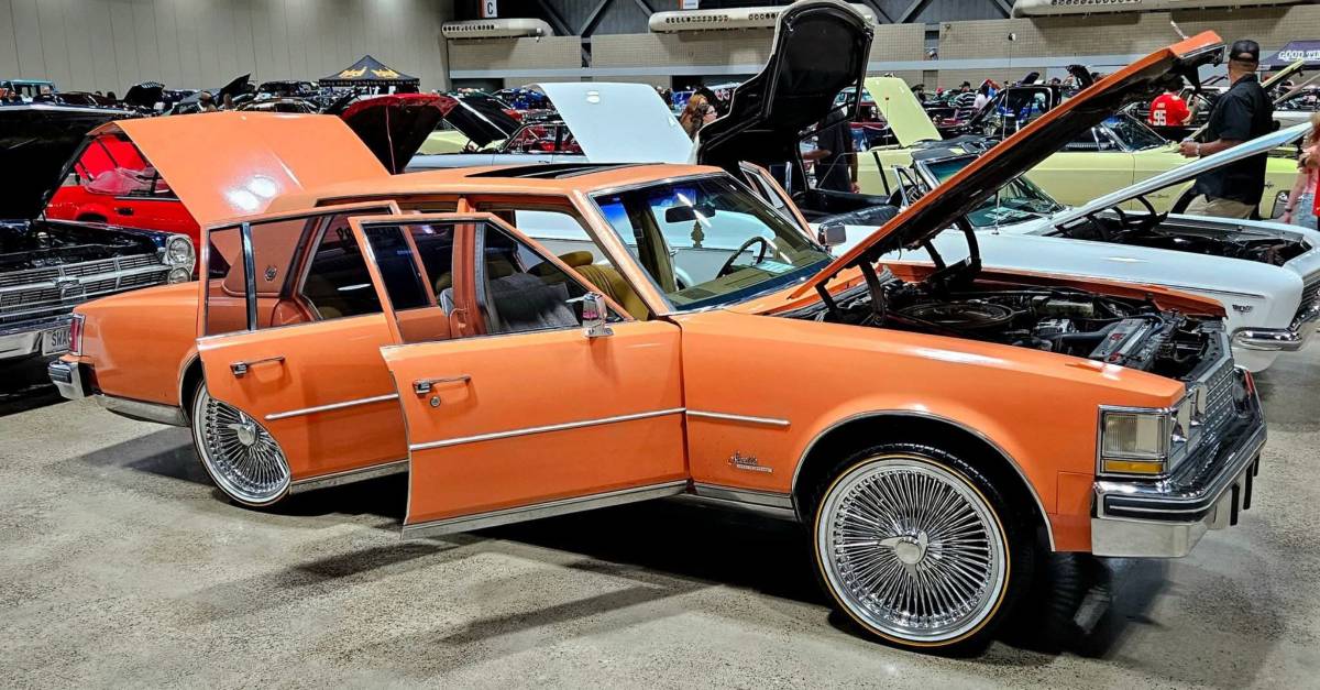 Cadillac-Seville-1976-orange