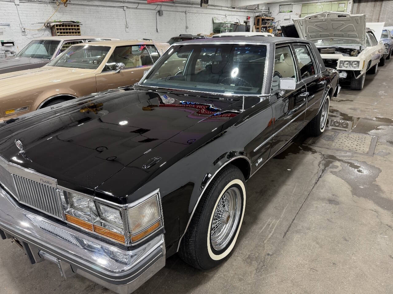 Cadillac-Seville-1977-Black-Black