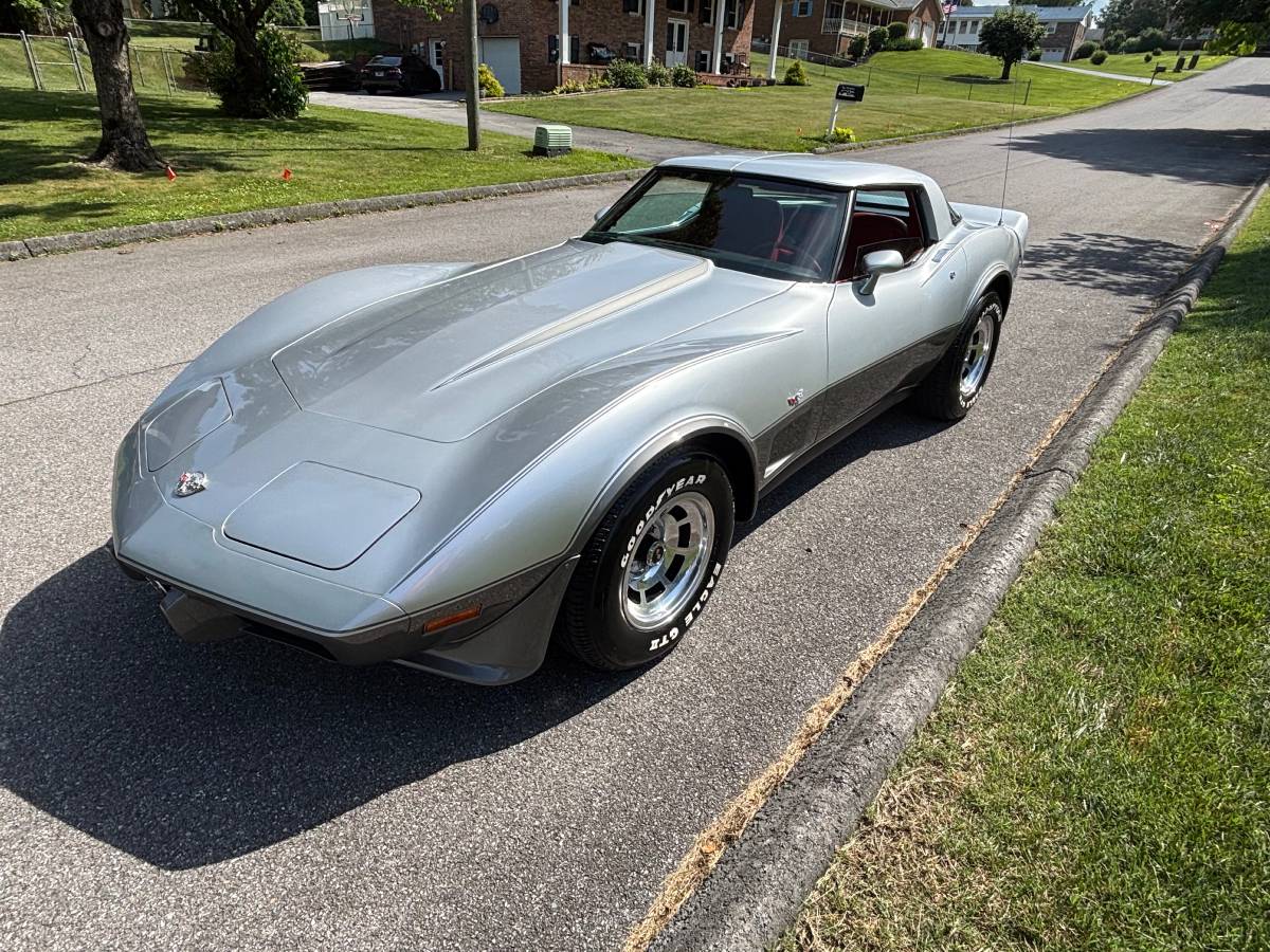 Cheverolet-corvette-1978-silver