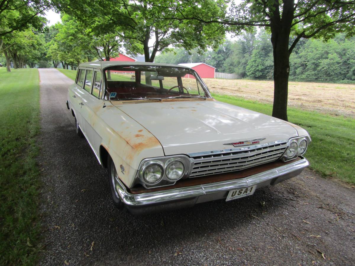 Chevrolet-Biscayne-wagon-1962-white