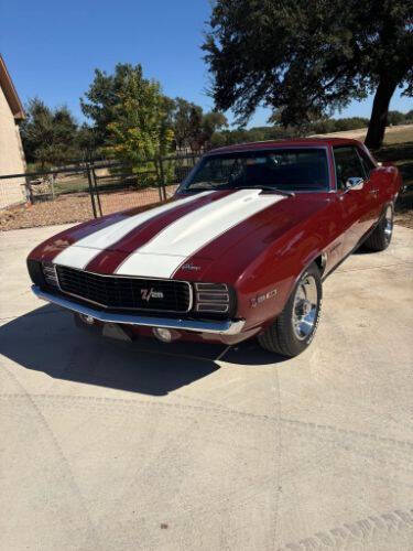 Chevrolet-Camaro-1969-Burgundy-White-Sripes-Black