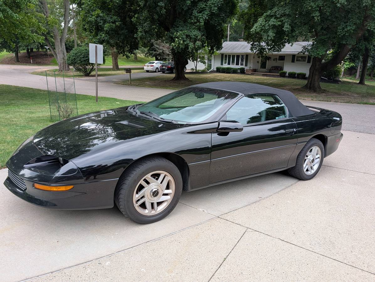 Chevrolet-Camaro-sport-coupe-convertible-1995-black