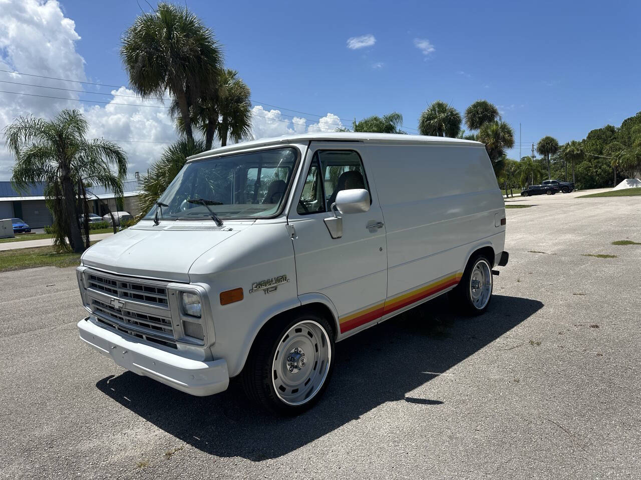 Chevrolet-Chevy-van-1990-White-Tan