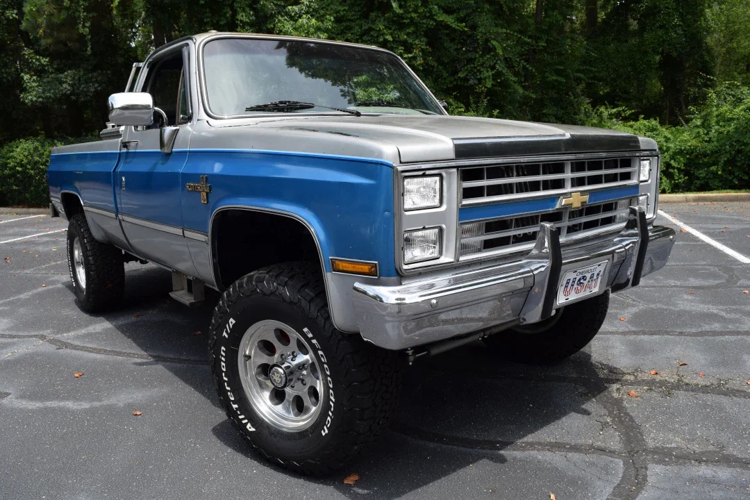 Chevrolet-Ck-truck-scottsdale-1985-Silver-Blue