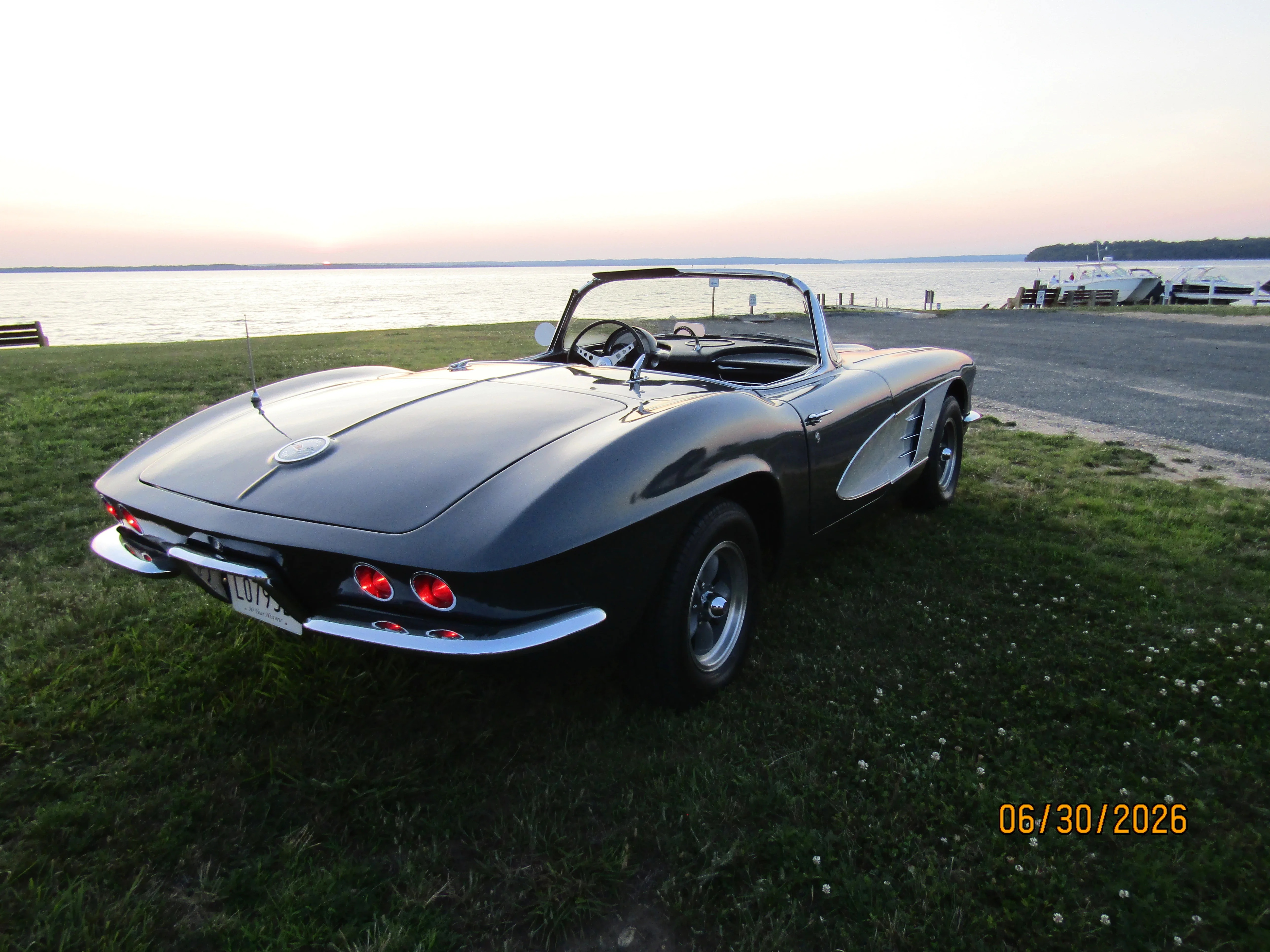 Chevrolet-Corvette-1961-Gray-Black