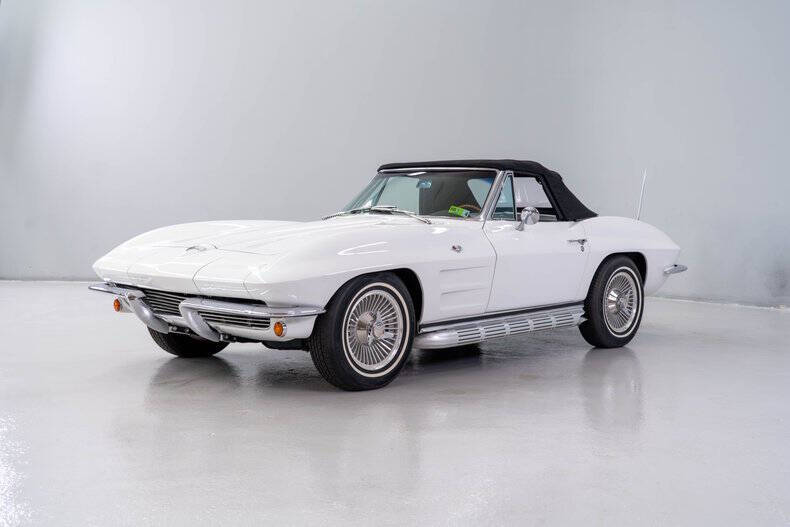 Chevrolet-Corvette-1964-Ermine-White-Red