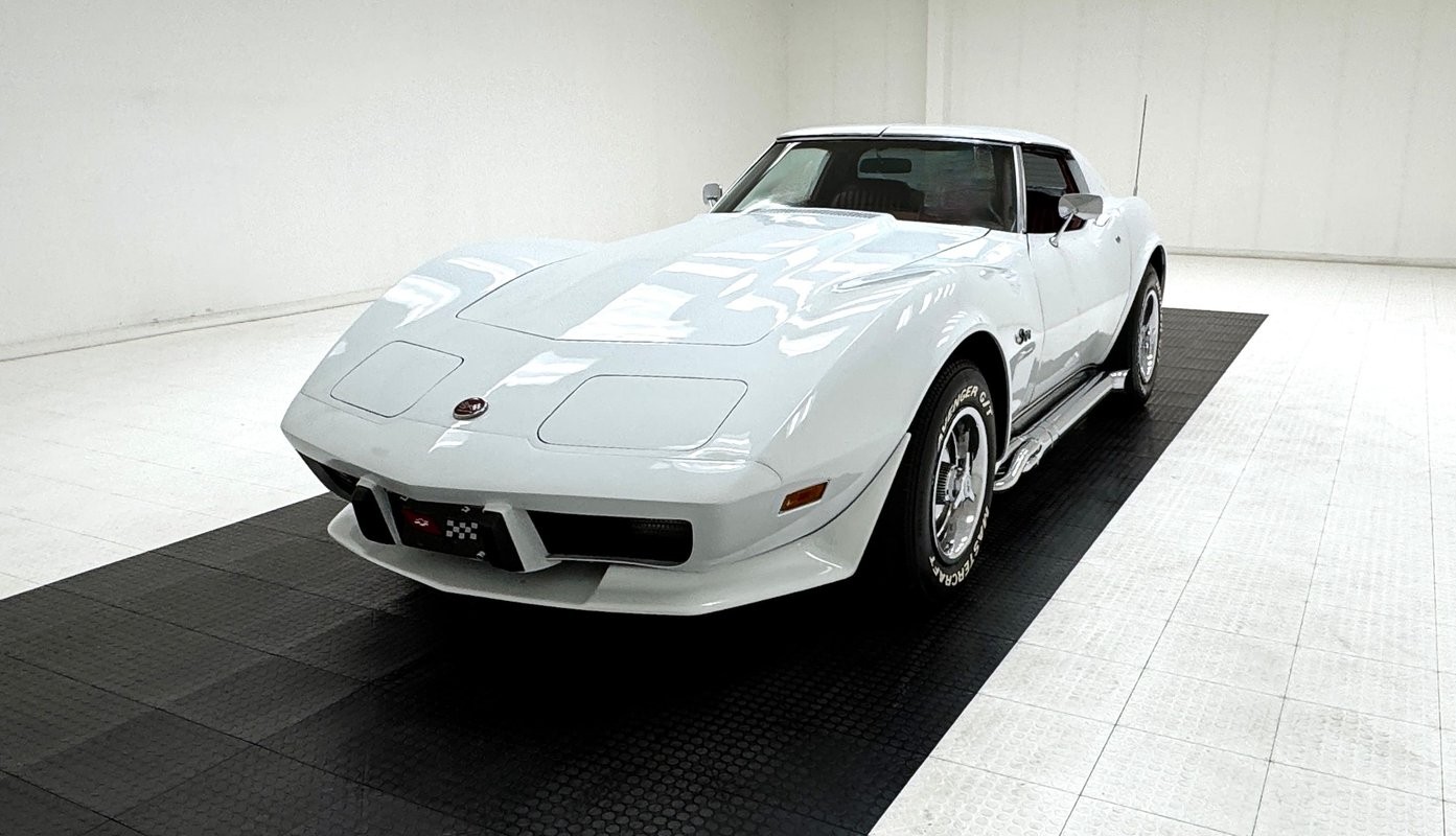 Chevrolet-Corvette-1976-Coupe-Firethorn-Red