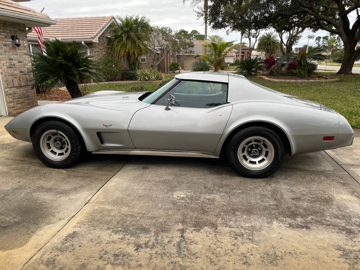Chevrolet-Corvette-1977-silver