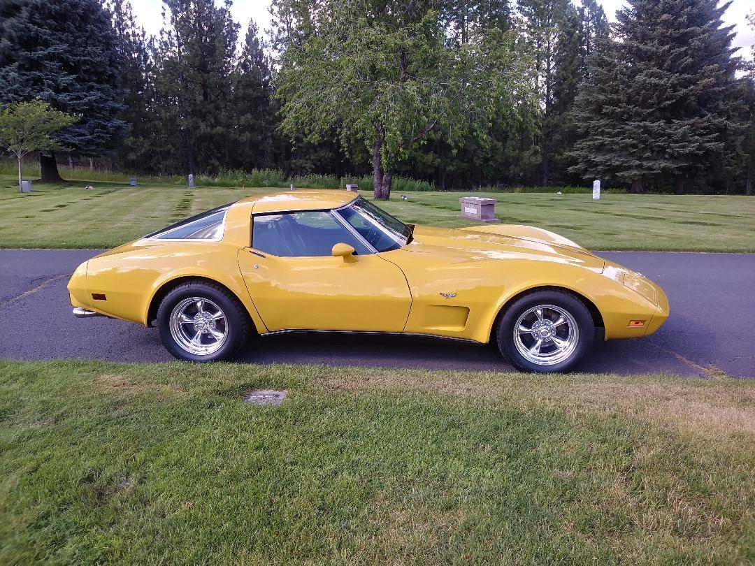 Chevrolet-Corvette-1979-yellow