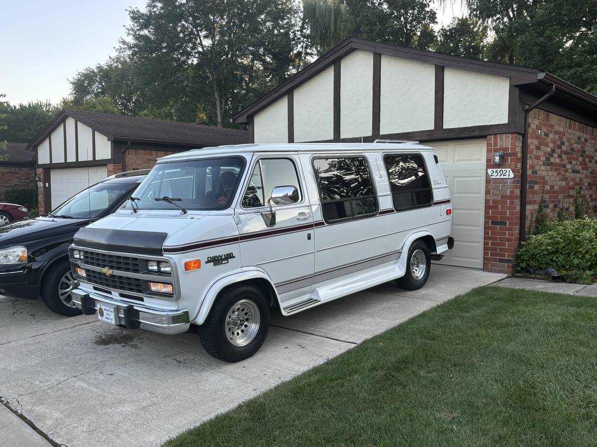 Chevrolet-G-series-34-ton-nominal-1992-white