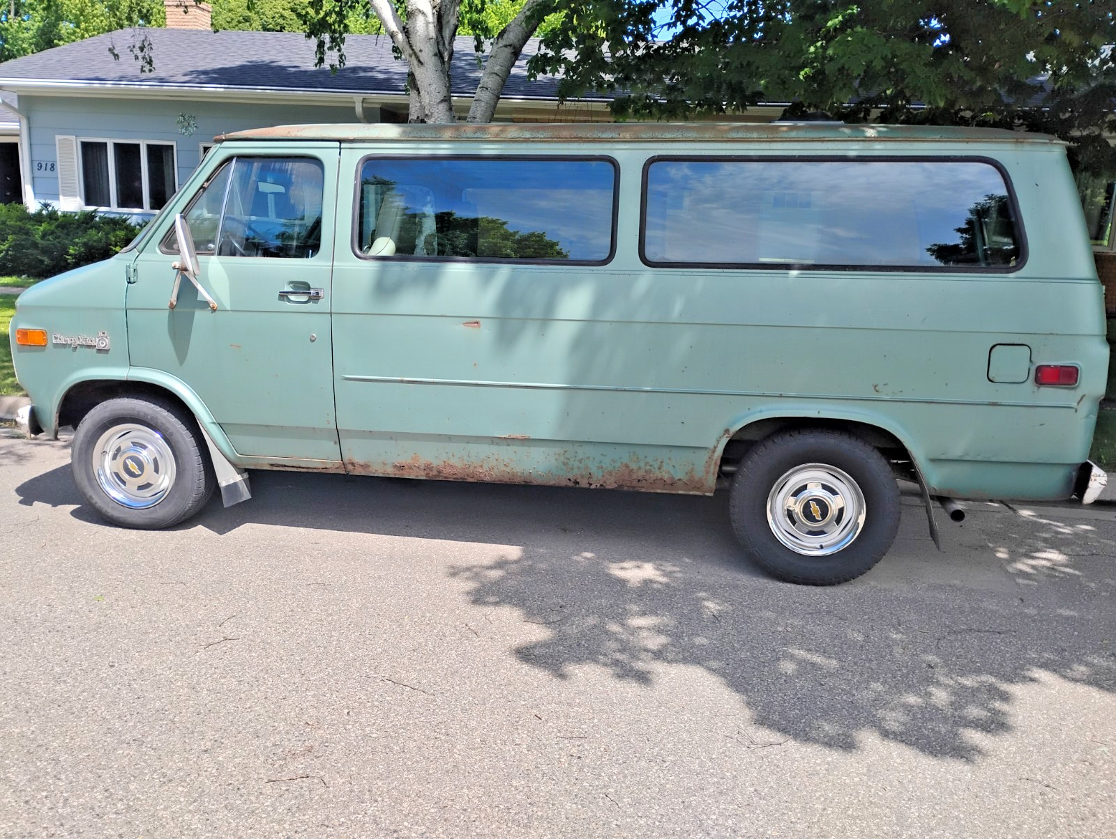 Chevrolet-G10-Van-1977-window-van-Brown