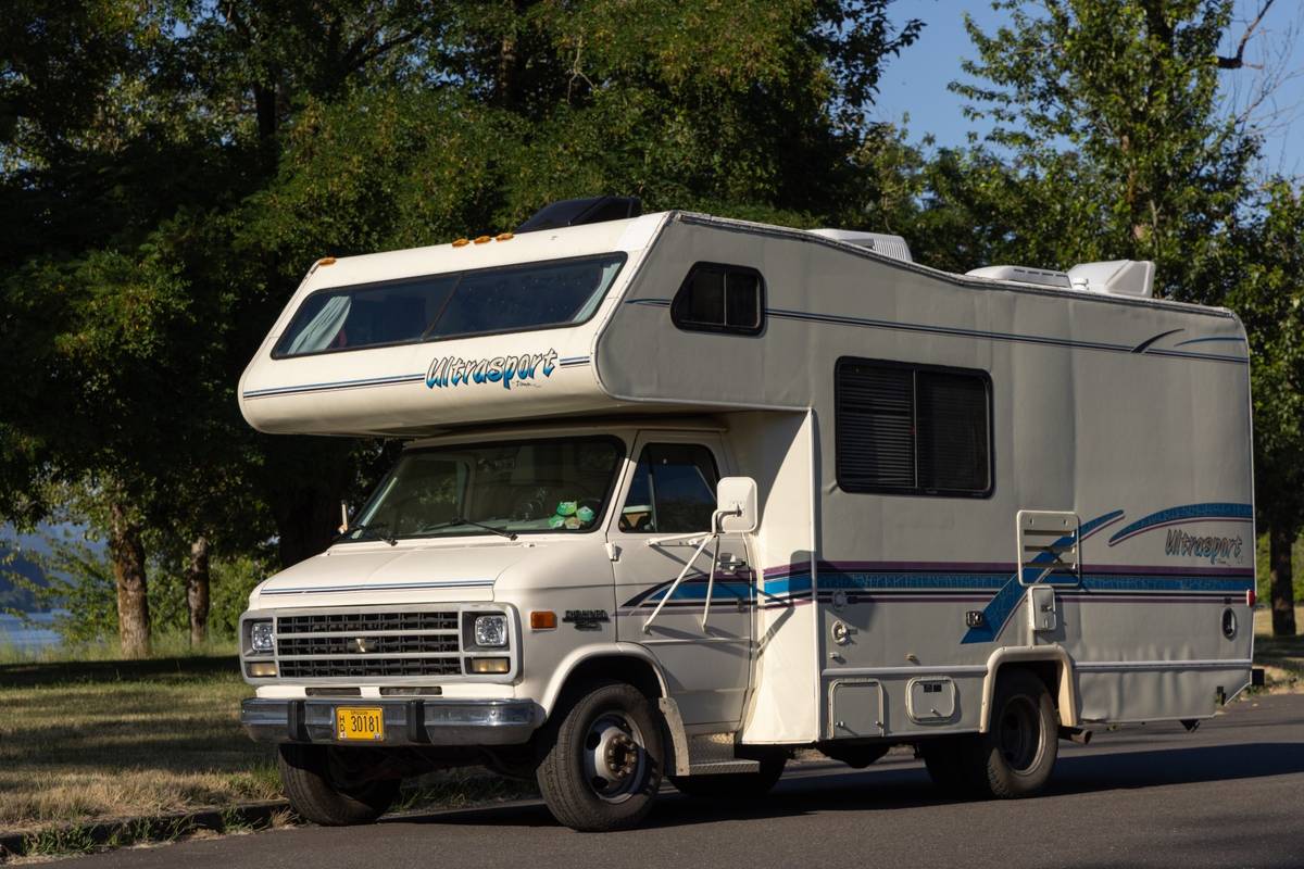 Chevrolet-G30-20-foot-c-class-1995