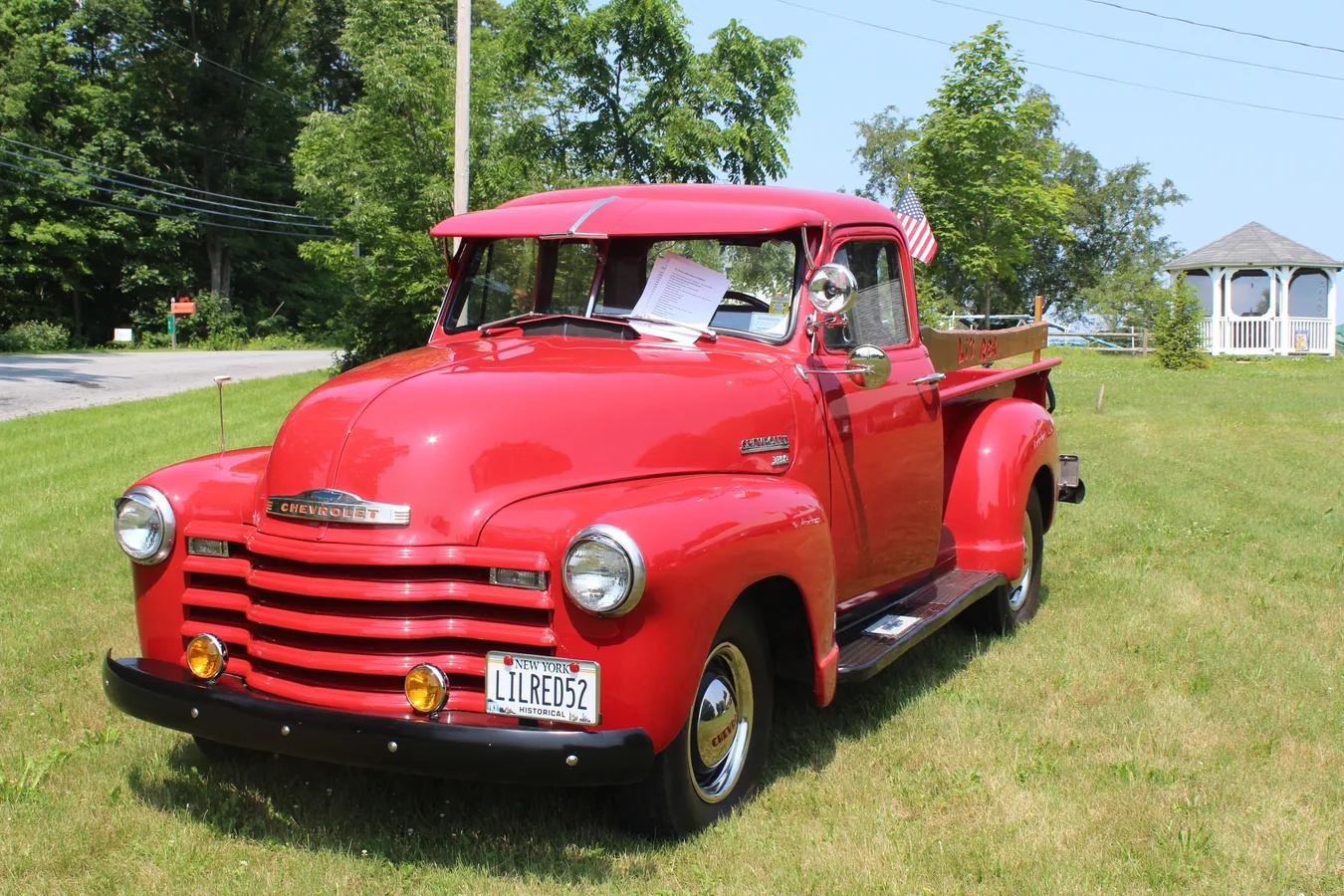 Chevrolet-Post-war-pickups-1952-Red-Tan