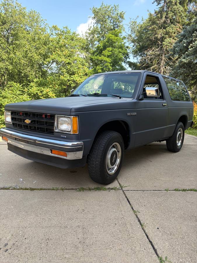 Chevrolet-S10-blazer-1985-black