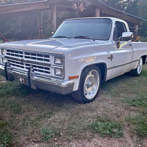 Chevrolet-Silverado-1500-ss-classic-1983-White-Custom-Red