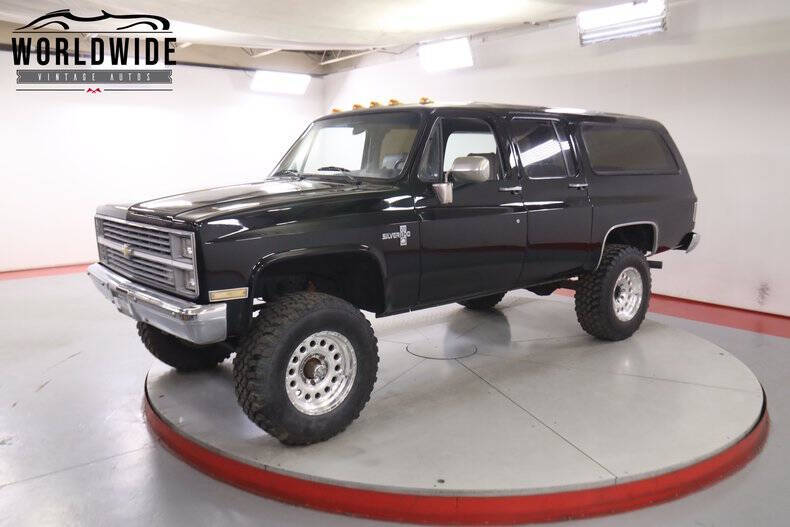 Chevrolet-Suburban-1983-Black-PlaidGray